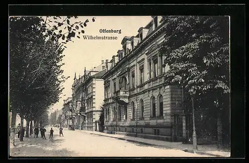 AK Offenburg, Wilhelmstrasse mit Anwohnern