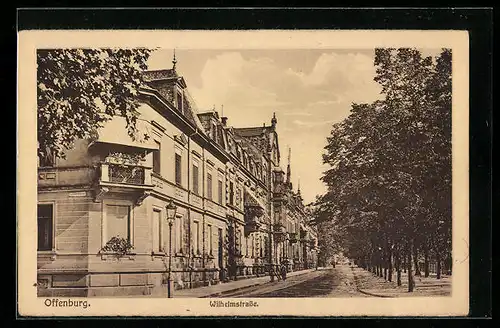 AK Offenburg, Wilhelmstrasse im Sonnenschein