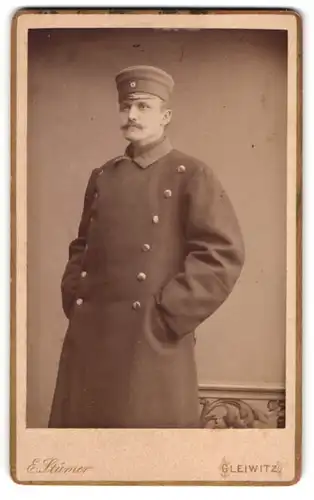 Fotografie Ernst Stümer, Gleiwitz, Soldat in Uniform mit Mantel