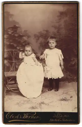 Fotografie Eberle & Werner, Ulm, zwei niedliche Kleinkinder in weissen Kleidchen