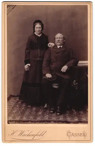 Fotografie H. Wachenfeld, Cassel, älteres Paar im Anzug und im dunklen Kleid