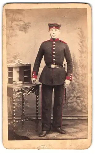 Fotografie F. Wiemer, Oldesloe, Portrait junger Soldat in Uniform mit Bajonett, Handkoloriert