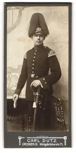Fotografie Carl Dutz, Dresden, sächsischer Soldat in Uniform Rgt. 2 mit Pickelhaube, Rosshaarbusch