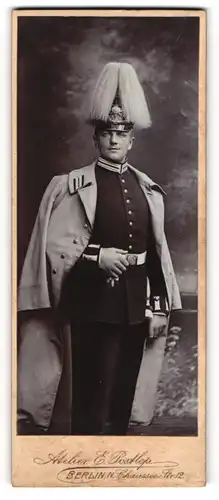 Fotografie E. Rostlep, Berlin, Portrait Soldat in Gardeuniform mit Pickelhaube Rosshaarbusch