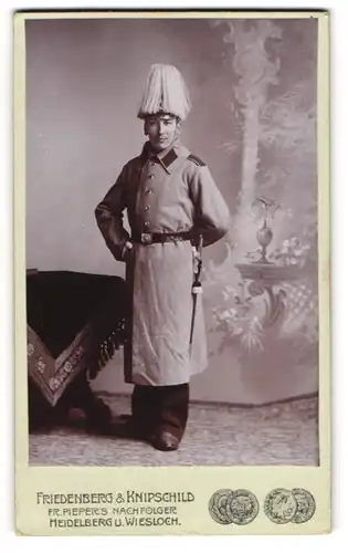Fotografie Friedenberg & Knipschild, Heidelberg, Soldat in Uniform Mantel mit Picklehaube Rosshaarbusch