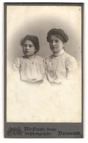 Fotografie Alb. Fraatz, Darmstadt, Portrait zwei junge Frauen Lina und Anna Stöhr aus Morschheim