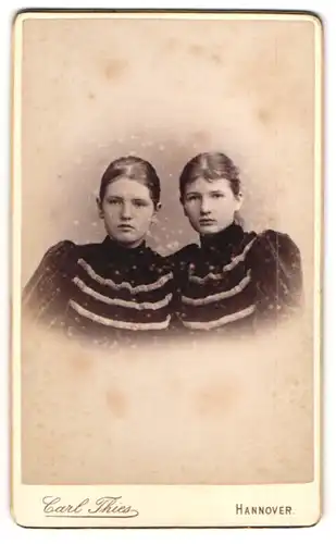 Fotografie Carl Thies, Hannover, zwei Mädchen Lotte und Rieke Braune, 1893