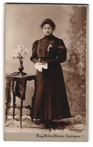 Fotografie Aug. Müller, Worms, junge Frau L. Bauner im dunklen Kleid