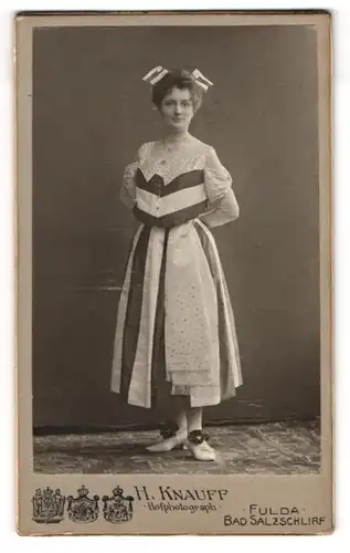 Fotografie H. Knauff, Fulda, junge Frau Emma Messerschmitt im schicken Kleid mit Fähnchen im Haar, 1905