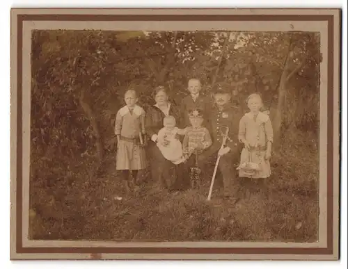 Fotografie unbekannter Fotograf und Ort, Vater als Soldat in Uniform mit Orden nebst Familie, Sohn in Husaren Uniform