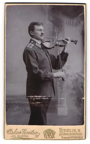 Fotografie Oskar Goetze, Berlin, Soldat in Garde Musiker Uniform Augusta Garde Rgt. 1, mit Geige / Violine
