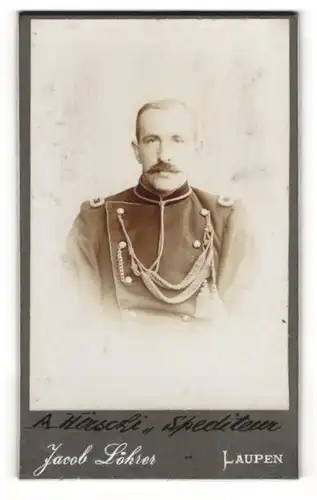 Fotografie Jacob Löhrer, Laupen, schweizer Soldat A. Herschi in Uniform mit Schützenschnur