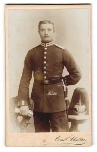 Fotografie Emil Schröter, Potsdam, Portrait junger Soldat in Gardeuniform mit Pickelhaube Rosshaarbusch, Bajonett