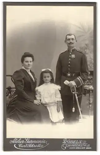 Fotografie Atelier Germania, Döbeln, Uffz. in Uniform Rgt. 139 mit Orden nebst seiner Familie