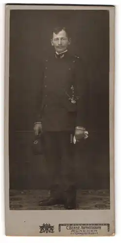 Fotografie C. Berne, München, Portrait Jägerin Uniform mit Hirschfänger