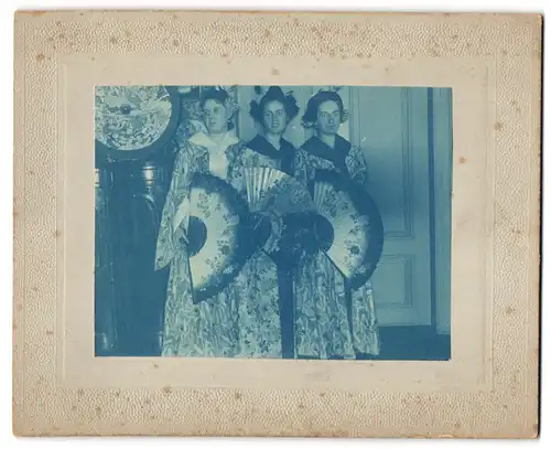 Fotografie unbekannter Fotograf und Ort, drei junge Damen als Geishas im Kimono mit Fächer zum Fasching