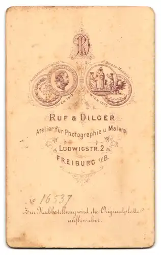 Fotografie Ruf & Dilger, Freiburg i. B., junge Dame im schlichten Kleid mit Schleife und geflochtenen Haaren