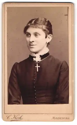 Fotografie C. Koch, Magdeburg, junge Frau im schwarzen Kleid mit Kruzifix