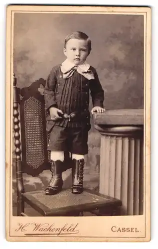 Fotografie H. Wachenfeld, Cassel, junger Knabe im Anzug mit Lederstiefeln