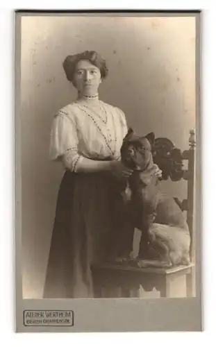 Fotografie Atelier Wertheim, Berlin, Oranienstr., Frau mit ihrem Boxer Hund auf dem Stuhl