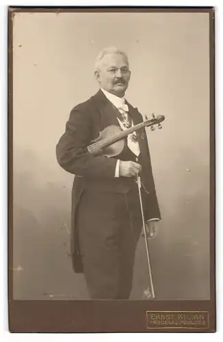 Fotografie Ernst Kilian, Friedenau, Kammervirtuose Felix Meyer mit osmanischem Medjijeh-Orden