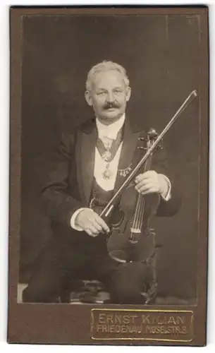 Fotografie Ernst Kilian, Friedenau, Felix Meyer, Kammervirtuose mit osmanischem Medjijeh-Orden