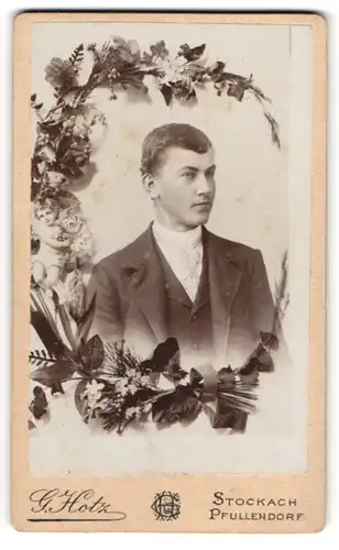 Fotografie G. Hotz, Stockach, junger Mann im Anzug, im Passepartout