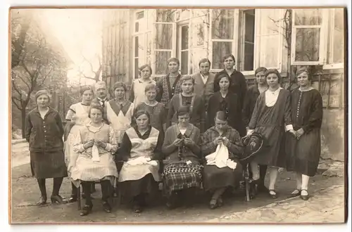 Fotografie unbekannter Fotograf und Ort, Damen Gruppenfoto beim Häkeln, Hausarbeit