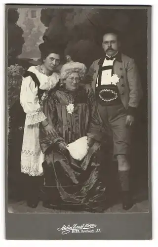 Fotografie Ernst Horn, Kiel, Eltern mit ihrer Tochter in Kostümen zum Fasching