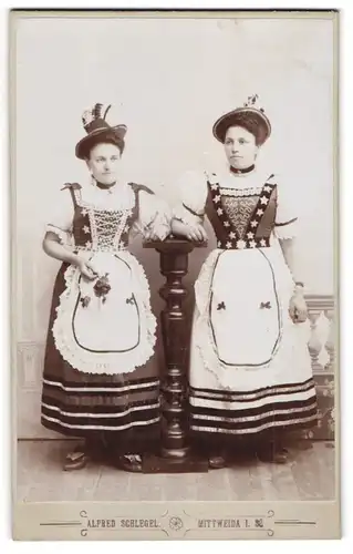 Fotografie Alfred Schlegel, Mittweida i. S., zwei junge Damen in Trachtenkleidern zum Fasching