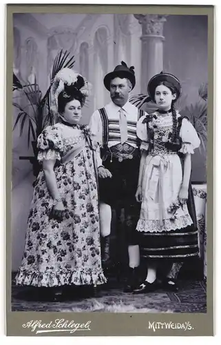 Fotografie Alfred Schlegel, Mittweida i. Sa., Trochter mit Ihren Eltern in Kostümen zum Fasching, Tracht