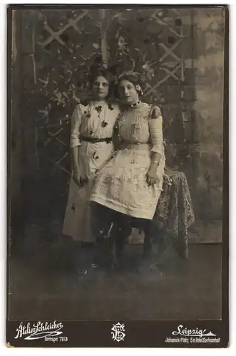 Fotografie Atelier Schleicher, Leipzig, junge Frauen Toni und Lotte Hassler in Faschingskleidern mit Kirschen