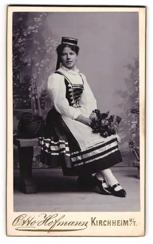 Fotografie Otto Hofmann, Kirchheim u. T., junge Frau im Trachtenkleid mit Blumenstrauss
