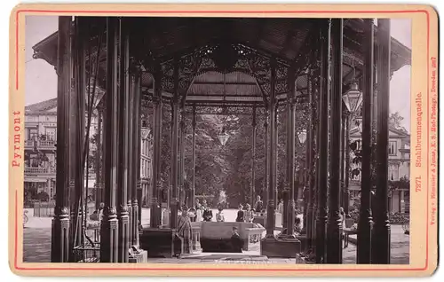 Fotografie Römmler & Jonas, Dresden, Ansicht Pyrmont, Pavillon der Stahlbrunnenquelle mit Kurgästen