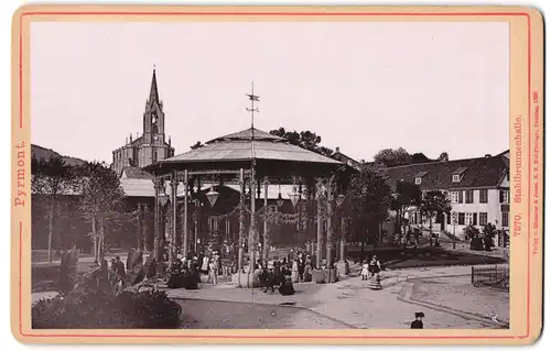 Fotografie Römmler & Jonas, Dresden, Ansicht Pyrmont, Kurgäste an der Stahbrunnenhalle