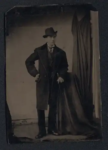 Fotografie Ferrotypie junger Mann im Anuzug mit Flanierstock und Hut