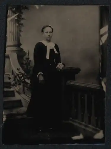 Fotografie Ferrotypie Mädchen im schwazen Kleid mit geflochtenen Haaren