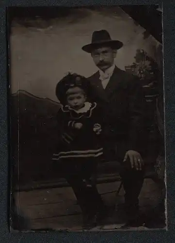 Fotografie Ferrotypie Vater im Anzug mit seiner Tochter auf dem Schoss
