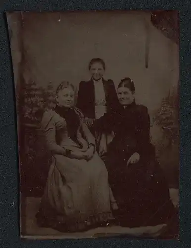Fotografie Ferrotypie drei Generationen, Grossmutter mit Tochter und Enkeltochter im Atelier