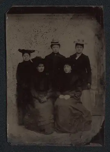 Fotografie Ferrotypie fünf Damen in dunklen Kleidern mit Hüten