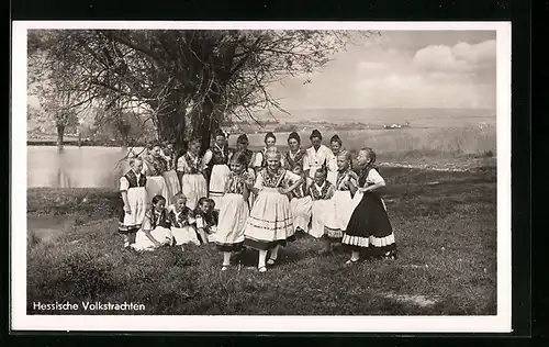AK Tanzende Mädchen auf der Wiese in hessischer Tracht