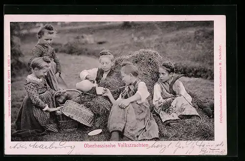 AK Kinder picknicken im Heu, Oberhessische Volkstracht