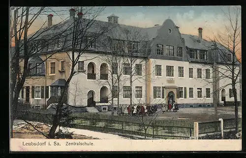 AK Leubsdorf /Sa., Zentralschule mit Hof und Schülerinnen