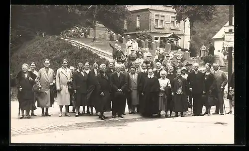 AK Bad Bertrich, Kurgäste am Kriegerdenkmal