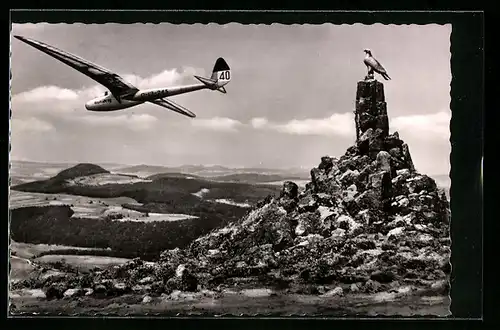 AK Segelflugzeug über der Wasserkuppe, Fliegerdenkmal