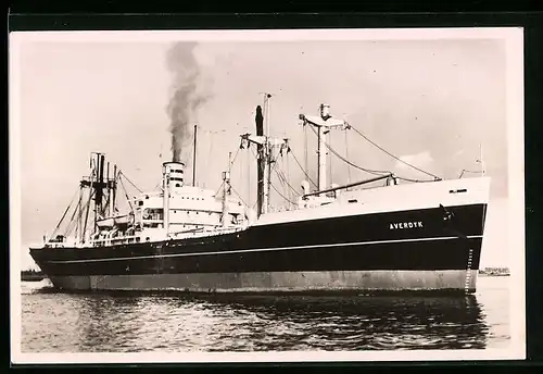 AK Handelsschiff SS Averdijk der Holland-Amerika-Linie gibt Volldampf