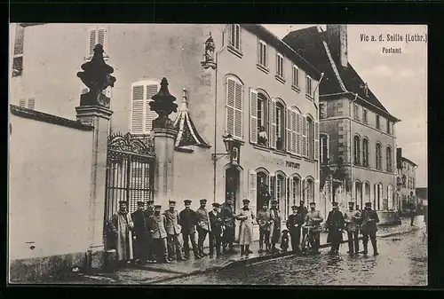 AK Vic a. d. Seille, Postbeamte posieren vor dem Postamt