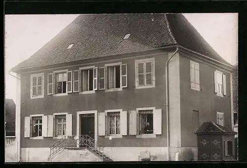 Foto-AK Sundhofen, Menschen schauen aus einem Haus