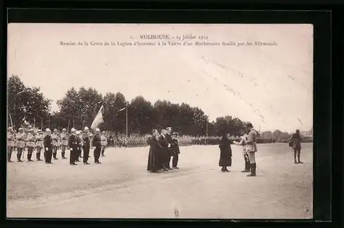 AK Mulhouse, Remise de la Croix de la Légion d`honneur à la Veuve d`un Mulhousien fusillé par les Allemands