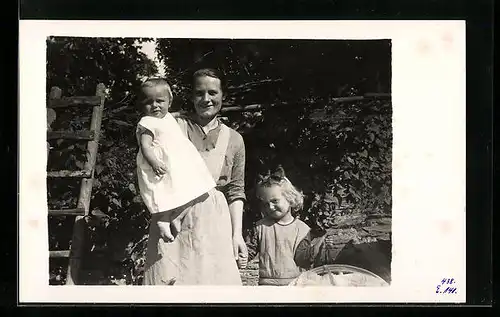 Foto-AK Weisel /Rhein, Familie Klamp, Mutter mit kleinen Töchtern